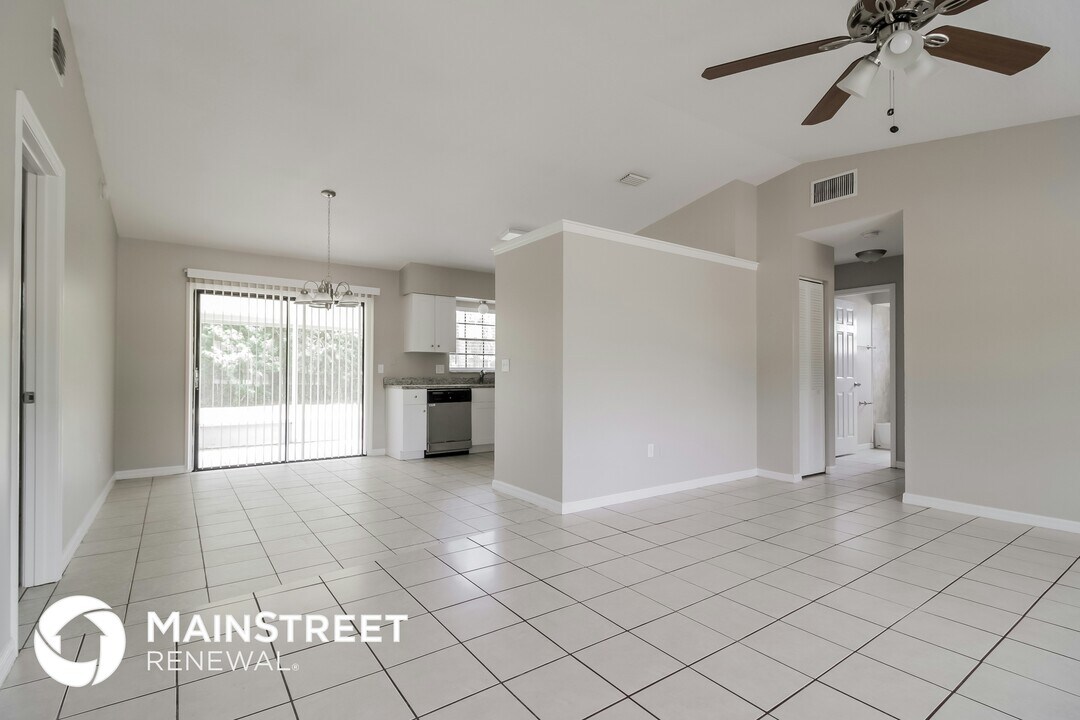 431 Tropicaire Ave SW in Palm Bay, FL - Building Photo