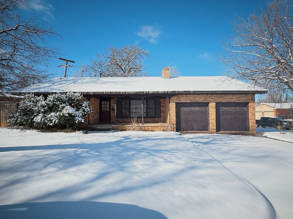 9913 Chesterton Pl in The Village, OK - Building Photo