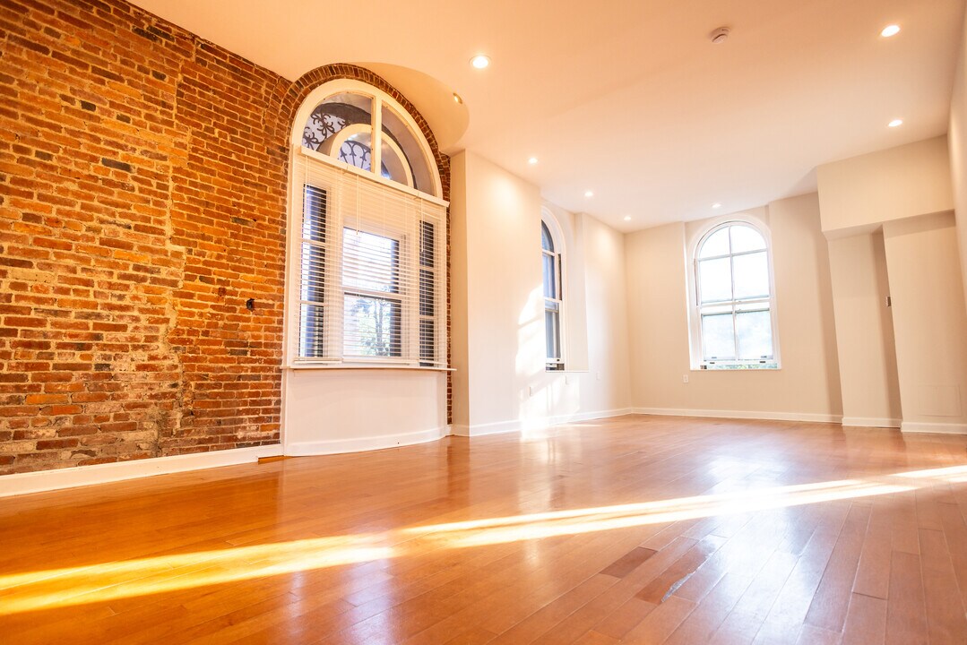 100 Captains Row, Unit 3 in Chelsea, MA - Foto de edificio