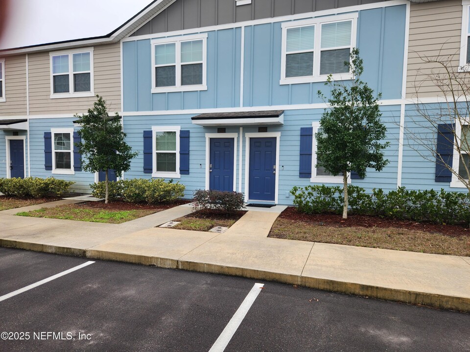 3972 Oak Mill Rd in Orange Park, FL - Foto de edificio