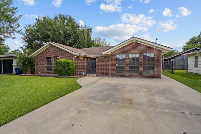 1421 16th Ave N in Texas City, TX - Building Photo - Building Photo