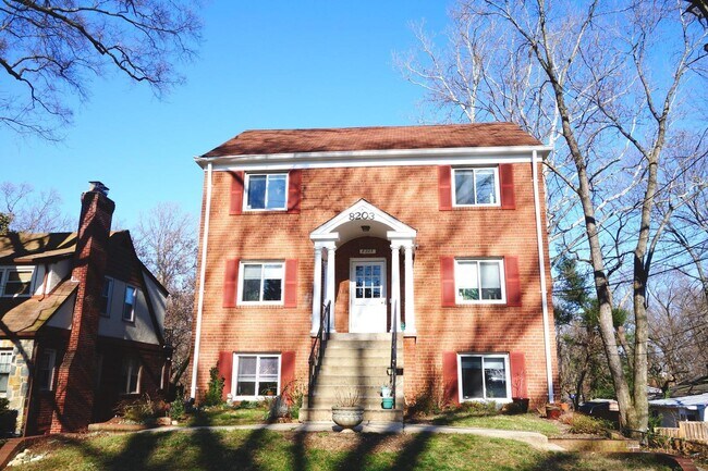 8203 Garland Ave, Unit 2 in Takoma Park, MD - Foto de edificio - Building Photo