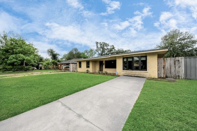 4821 Viking Dr in Houston, TX - Building Photo - Building Photo