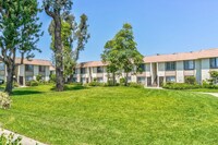 Sandpiper Apartments in Huntington Beach, CA - Foto de edificio - Building Photo