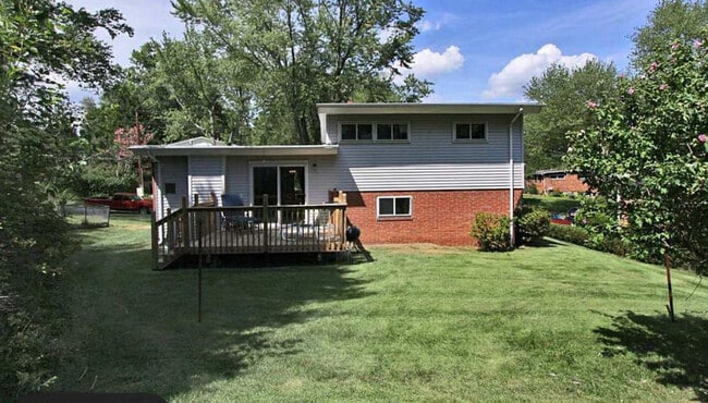 2303 Pinneberg Ave in Rockville, MD - Foto de edificio - Building Photo