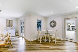 370 6th Ave S in Naples, FL - Building Photo