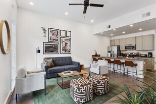 127 Carondelet St in New Orleans, LA - Building Photo