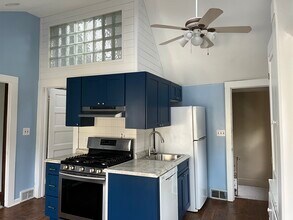 325 S Main St, Unit 2 in Poland, OH - Foto de edificio - Building Photo