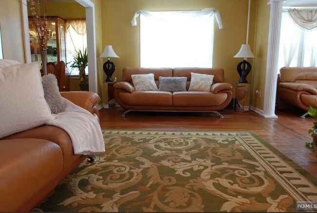 1153 Queen Anne Rd in Teaneck, NJ - Foto de edificio - Building Photo