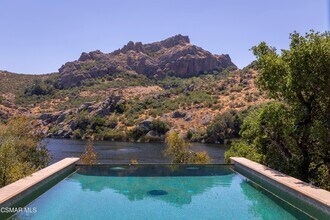 2094 Trentham Rd in Lake Sherwood, CA - Building Photo - Building Photo