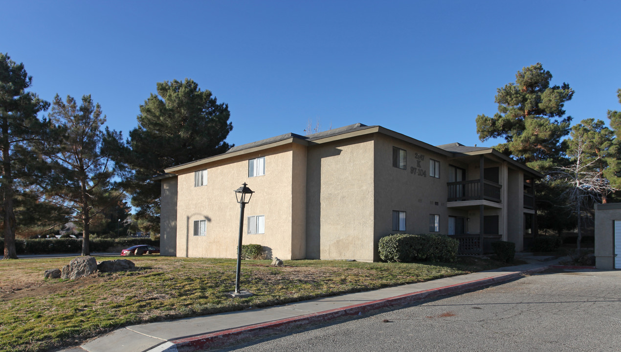 Cedar Ridge Apartments in Lancaster, CA - Building Photo