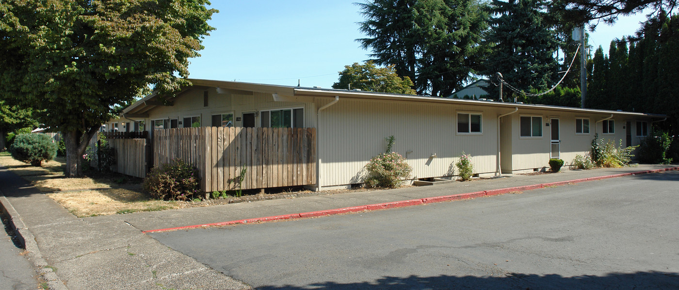 Garden Apartments in Salem, OR - Building Photo