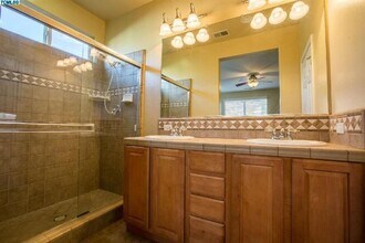 1620 N Oliveto Ct in Visalia, CA - Building Photo - Building Photo