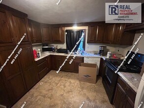 83 1/2 W Hollis St in Nashua, NH - Building Photo - Building Photo