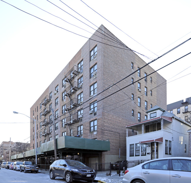 40-94 Denman St in Flushing, NY - Foto de edificio - Building Photo