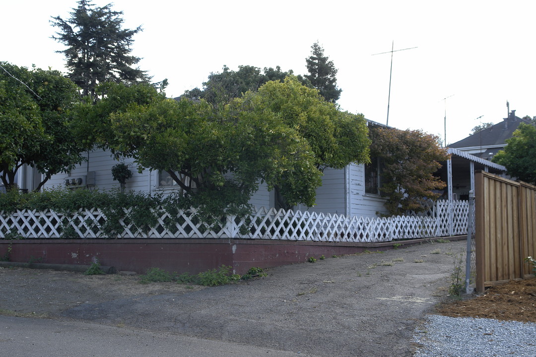 1223 Bellina St in Hayward, CA - Foto de edificio