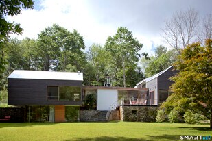 155 W Morris Rd in Washington, CT - Building Photo