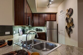 Cortland at Fredericksburg in San Antonio, TX - Foto de edificio - Building Photo