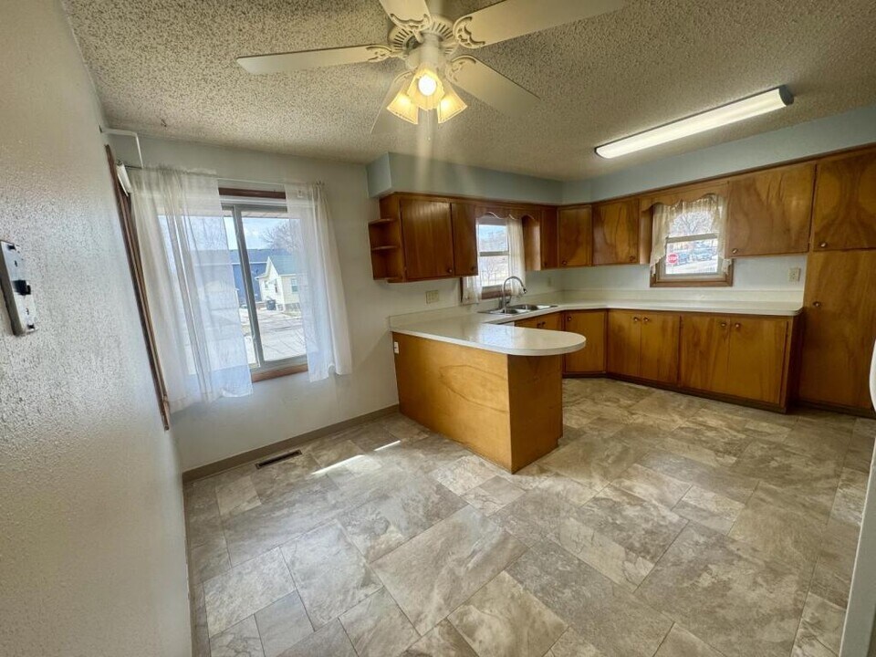106 8th Ave NE in Mandan, ND - Building Photo