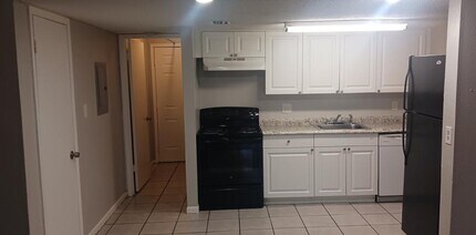 6954 Trout St in Tampa, FL - Building Photo - Building Photo