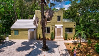 825 NE 120th St, Unit W in Biscayne Park, FL - Building Photo