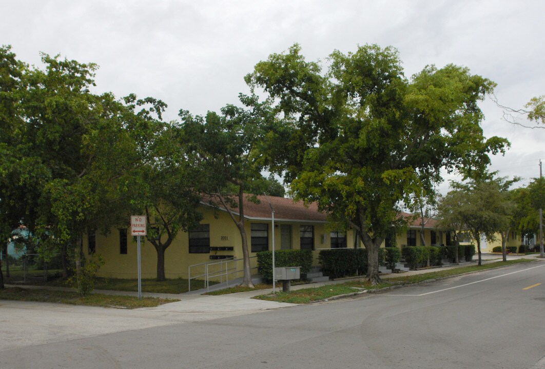 2001 Dewey St in Hollywood, FL - Building Photo