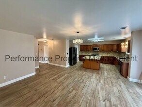 11120 Grand Prairie Dr in Bakersfield, CA - Building Photo - Building Photo