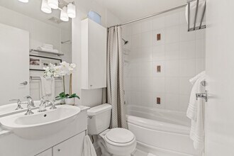 168e Esplanade Ave in North Vancouver, BC - Building Photo - Building Photo