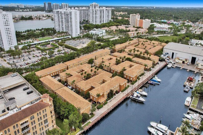 2881 NE 185th St in Miami, FL - Building Photo - Building Photo