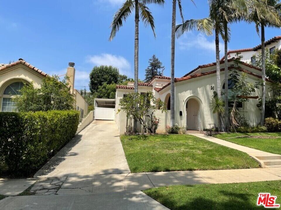 2103 Holmby Ave in Los Angeles, CA - Building Photo