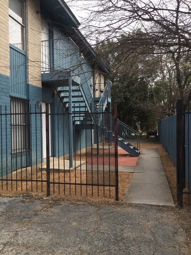 10910 Baltic Dr, Unit 1 in San Antonio, TX - Foto de edificio - Building Photo