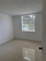 9460 Fontainebleau Blvd in Miami, FL - Building Photo