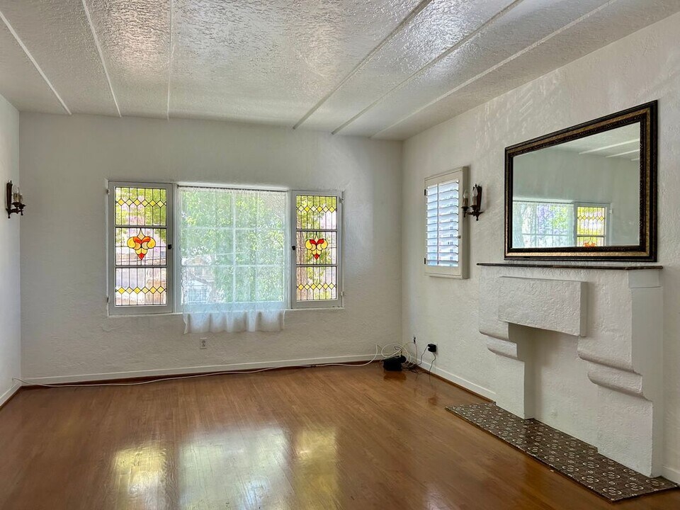 731 E 8th St in Long Beach, CA - Building Photo