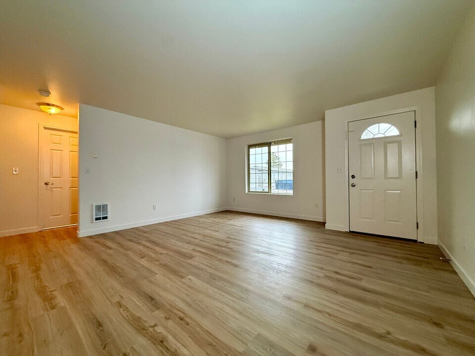 1616 SW Metolius Ave in Redmond, OR - Building Photo