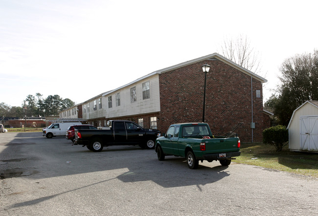 Cross Pointe Apartments in North Charleston, SC - Building Photo - Building Photo