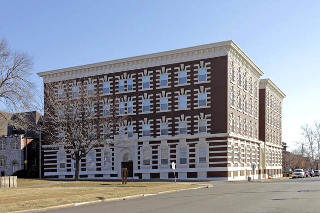 Hamilton Apartments in St. Louis, MO - Foto de edificio - Building Photo