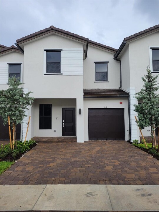 218 SW 159th Dr in Pembroke Pines, FL - Building Photo