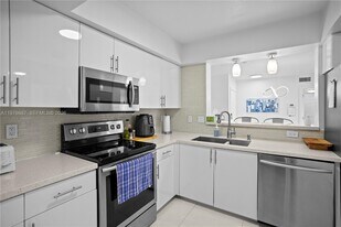 529 E Sheridan St in Dania Beach, FL - Building Photo