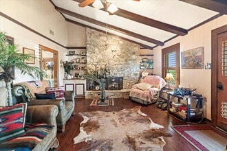 2501 Lone Man Mountain Rd in Wimberley, TX - Foto de edificio - Building Photo