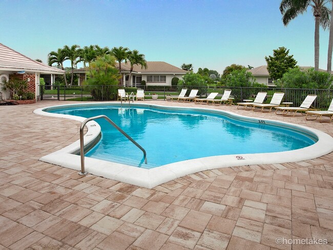 123 Villa Cir in Atlantis, FL - Building Photo - Building Photo