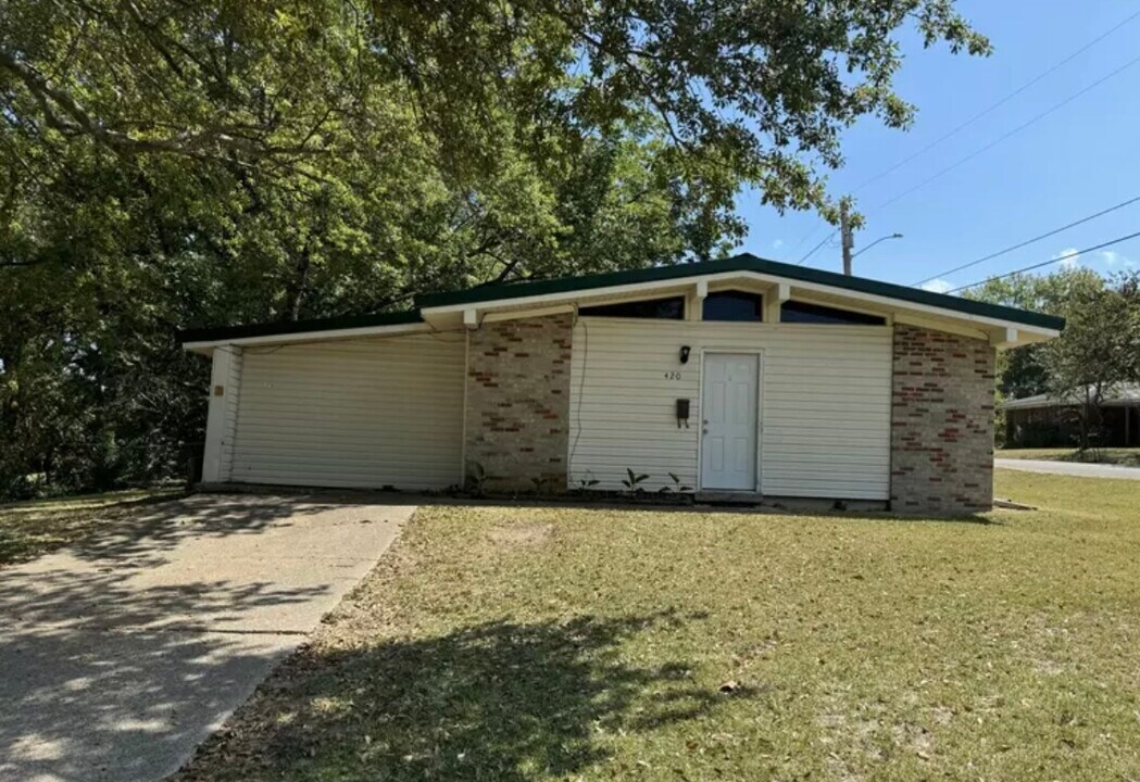 420 Lakeview Dr in Tupelo, MS - Building Photo