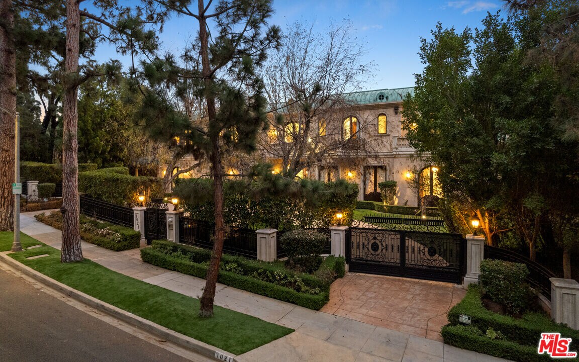 1021 N Crescent Dr in Beverly Hills, CA - Building Photo