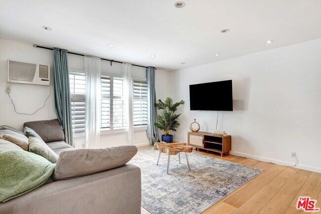 645 Westmount Dr in West Hollywood, CA - Building Photo - Building Photo