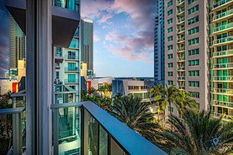 227 NE 2nd St in Miami, FL - Foto de edificio - Building Photo