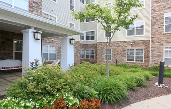 Willow Manor at Cloppers Mill (Seniors 62+) in Germantown, MD - Foto de edificio - Building Photo