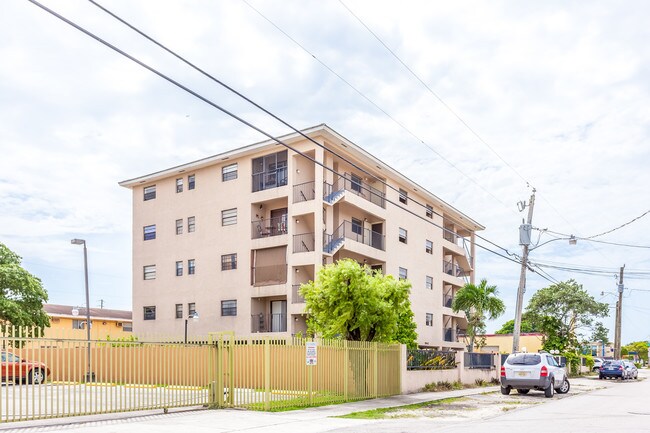 3945 SW 89th Ave in Miami, FL - Building Photo - Building Photo