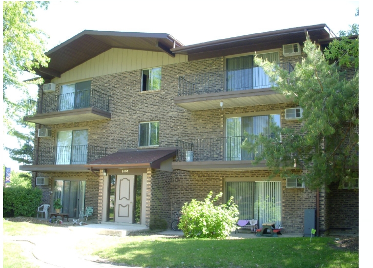 2400-2404 Waterbury Dr in Woodridge, IL - Foto de edificio
