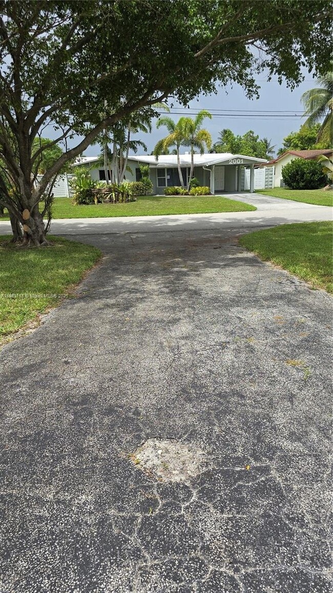 2001 NW 35th St in Oakland Park, FL - Building Photo - Building Photo
