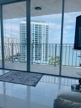 7601 E Treasure Dr, Unit 1212A in North Bay Village, FL - Foto de edificio - Building Photo
