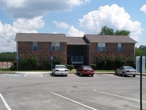 Newport Manor Apartments in Newport, TN - Foto de edificio - Building Photo